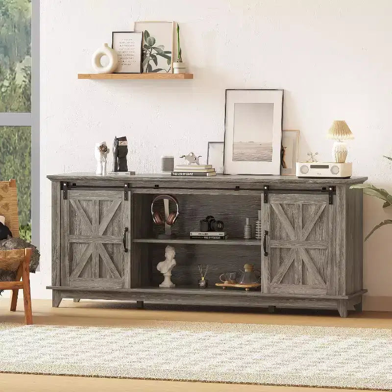 Meuble TV de ferme de 66 pouces pour téléviseurs de 75 pouces, console média avec porte de grange coulissante, prises de courant et placards de rangement réglables
