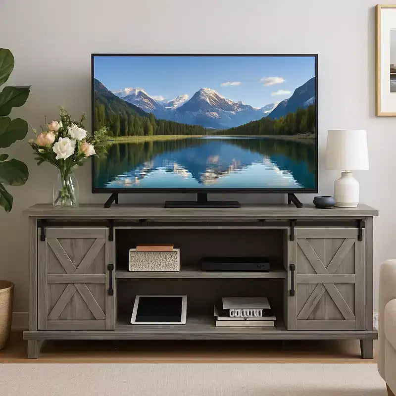 Meuble TV de ferme de 66 pouces pour téléviseurs de 75 pouces, console média avec porte de grange coulissante, prises de courant et placards de rangement réglables