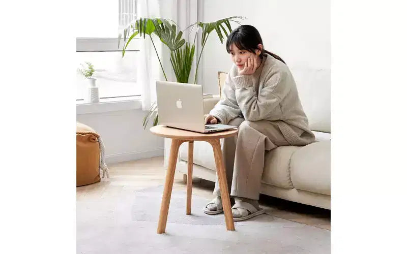 Table d'appoint ronde en bois de chêne massif, petite table à 3 pieds avec patins de protection de plancher, table de chevet polyvalente pour chambre à coucher, table d'appoint pour salon