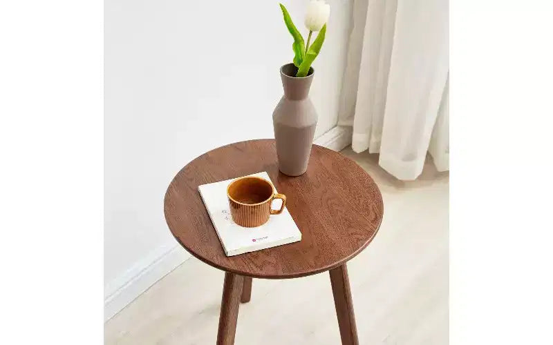 Table d'appoint ronde en bois de chêne massif, petite table à 3 pieds avec patins de protection de plancher, table de chevet polyvalente pour chambre à coucher, table d'appoint pour salon