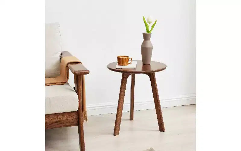 Table d'appoint ronde en bois de chêne massif, petite table à 3 pieds avec patins de protection de plancher, table de chevet polyvalente pour chambre à coucher, table d'appoint pour salon