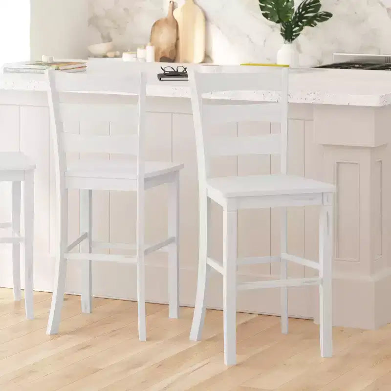 Ensemble de deux tabourets de bar à hauteur de comptoir classiques en bois à dossier échelle avec assise en bois massif