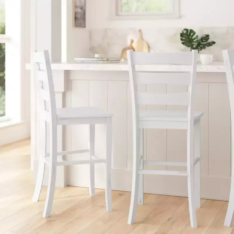 Ensemble de deux tabourets de bar à hauteur de comptoir classiques en bois à dossier échelle avec assise en bois massif
