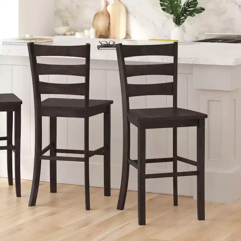 Ensemble de deux tabourets de bar à hauteur de comptoir classiques en bois à dossier échelle avec assise en bois massif