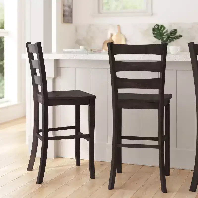 Ensemble de deux tabourets de bar à hauteur de comptoir classiques en bois à dossier échelle avec assise en bois massif