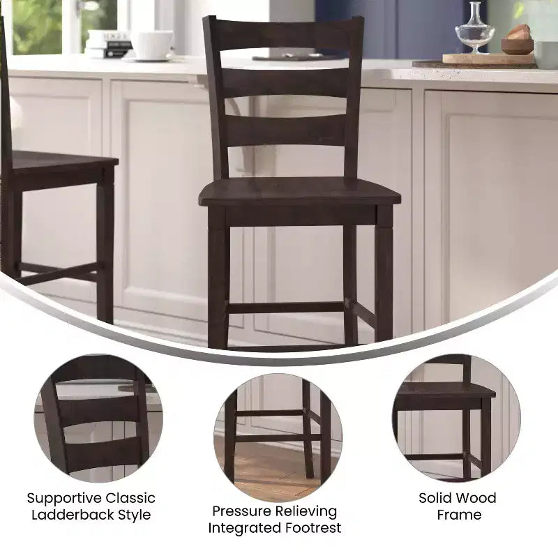 Ensemble de deux tabourets de bar à hauteur de comptoir classiques en bois à dossier échelle avec assise en bois massif